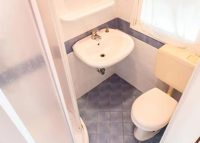 Renovated Semi Detached House In Appartement *