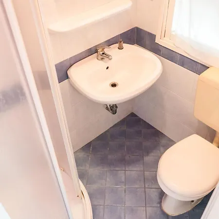 Renovated Semi Detached House In アパート *
