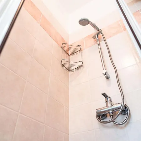 Renovated Semi Detached House In アパート ビビオーネ