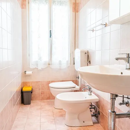 Renovated Semi Detached House In アパート