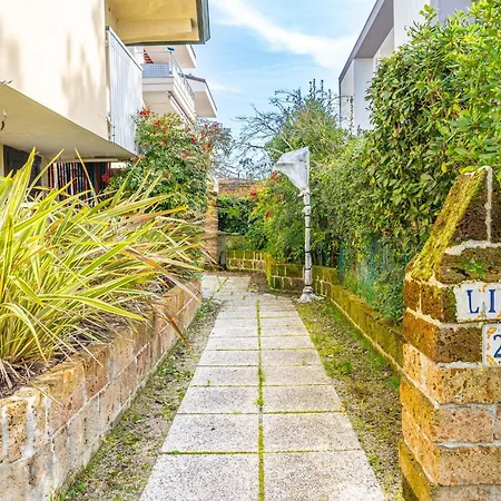 Renovated Semi Detached House In Appartement *