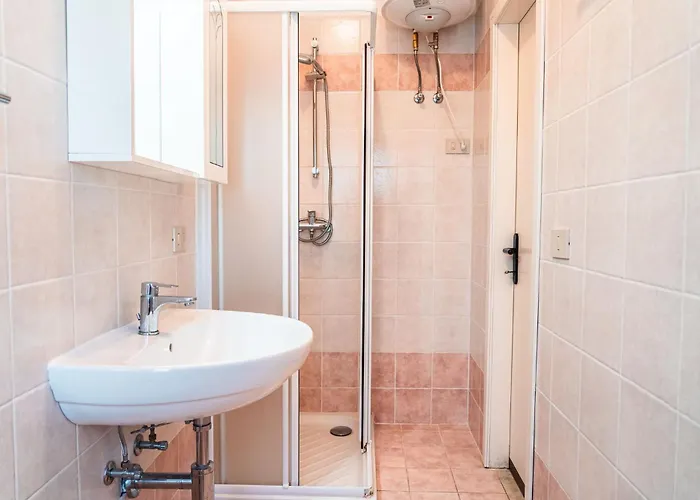 Renovated Semi Detached House In Бібіоне